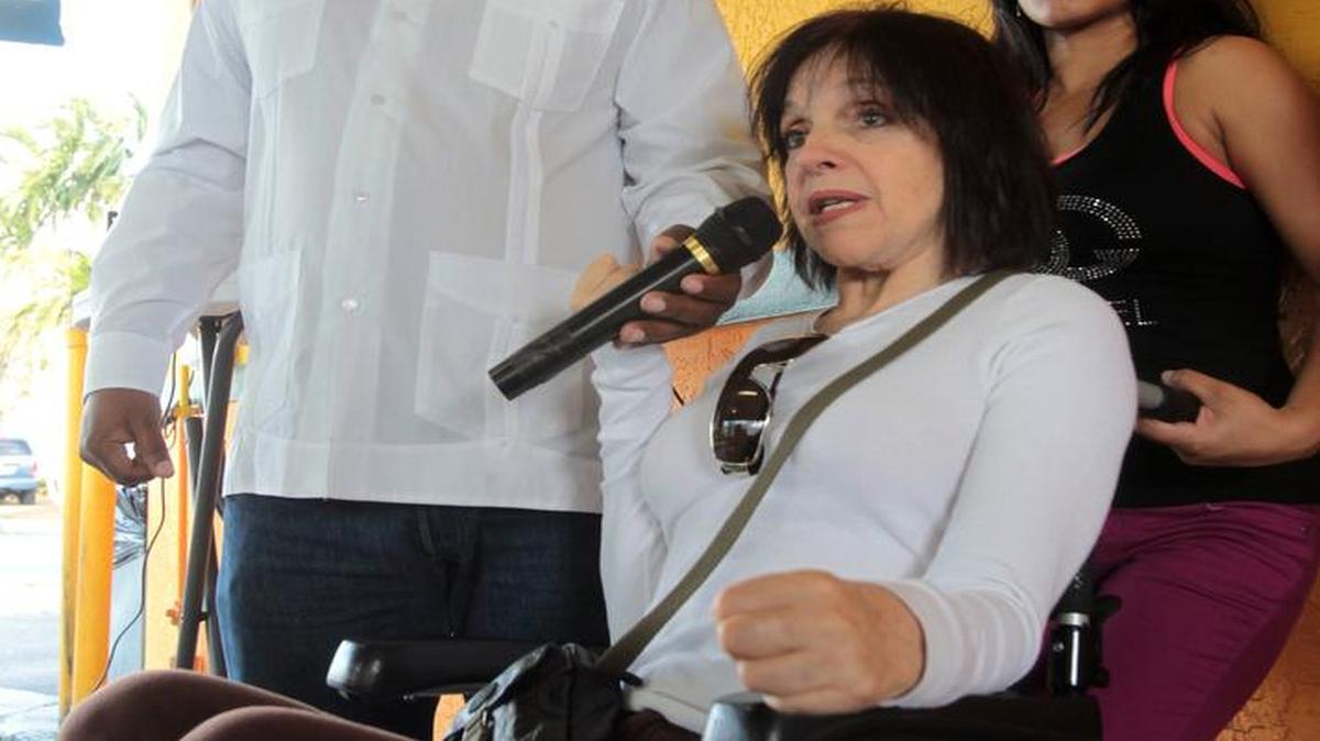 La ex diputada venezolana Rhona Ottolina (centro) aparece en un evento el 13 de enero de 2013 en Doral, Florida, junto al ex militar José Antonio Colina, presidente de la organización Venezolanos Perseguidos Políticos en el Exilio.