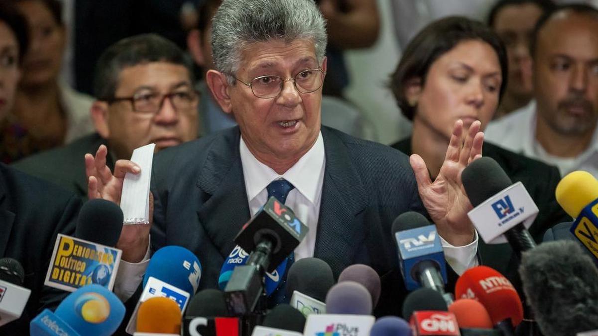 El presidente de la Asamblea Nacional de Venezuela, Henry Ramos Allup, ofrece declaraciones a periodistas el martes 31 de mayo del 2016, en Caracas (Venezuela).