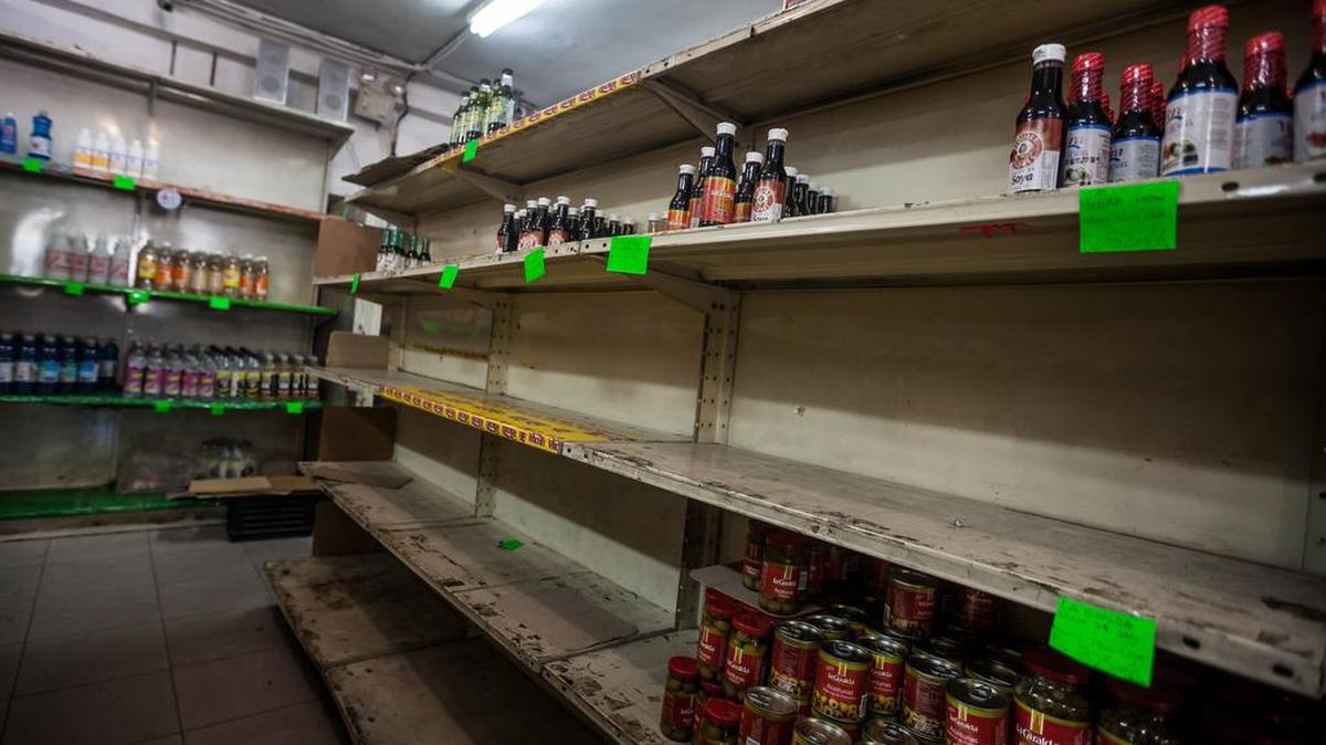 Vista de unos estantes parcialmente vacíos en un abasto el sábado 16 de enero de 2016, en la ciudad de Caracas (Venezuela).