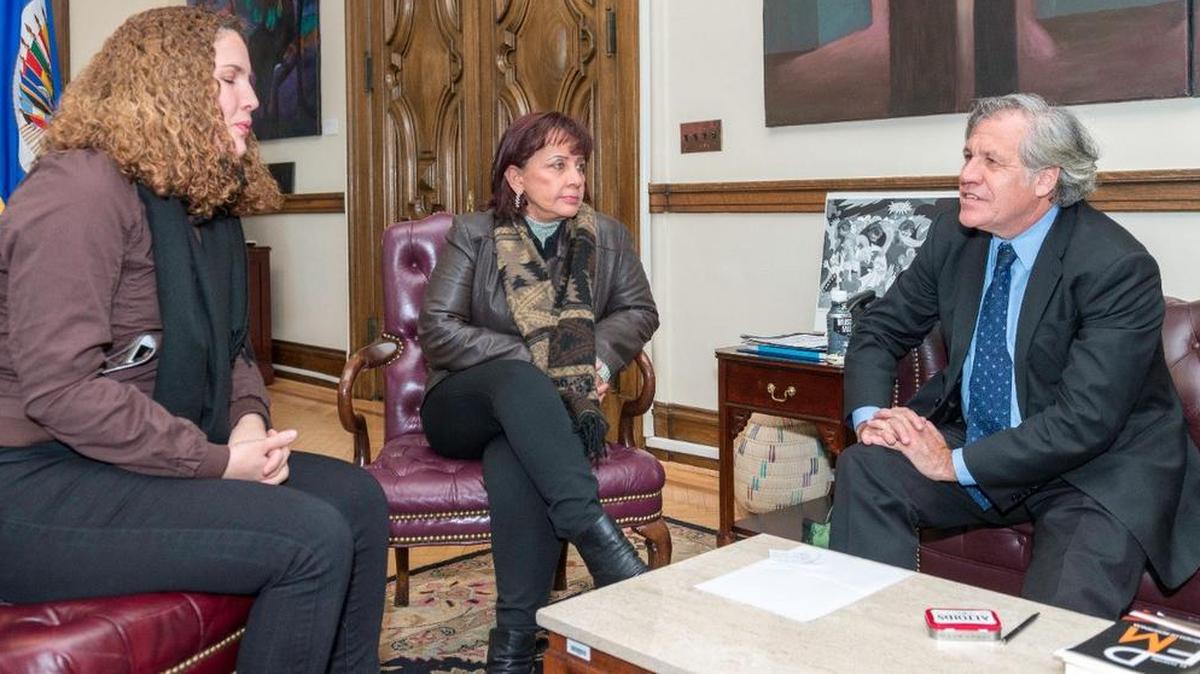 Danahis Vivas y Aminta Pérez (der.), esposa y madre del policía insurgente Óscar Pérez, se reunieron este viernes con Luis Almagro, secretario general de la OEA.