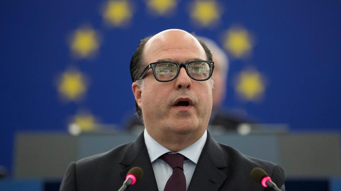 El presidente de la Asamblea Nacional Venezolana, Julio Borges (c), pronuncia su discurso tras recoger el premio Sájarov a la Libertad de Conciencia que concede el Parlamento Europeo en nombre de la oposición democrática de Venezuela durante una ceremonia en el PE, en Estrasburgo, Francia, el 13 de diciembre de 2017.