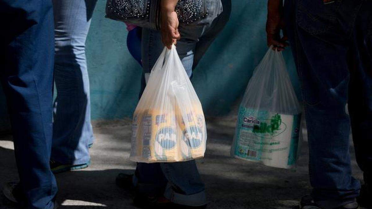 
Un grupo de personas espera en fila afuera de un supermercado privado en Caracas el 16 de enero del 2015.
