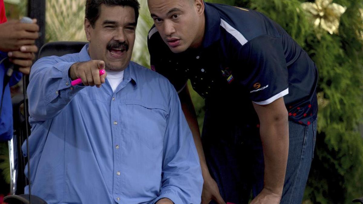 El gobernante de Venezuela, Nicolás Maduro, habla con el congresista Héctor Rodríguez durante una reunión con estudiantes.