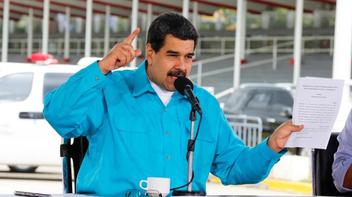 Fotografía cedida por la oficina de prensa del Palacio de Miraflores, del gobernante venezolano, Nicolás Maduro, quien habla durante un acto de gobierno el 2 de noviembre de 2017, en Caracas (Venezuela). Maduro ordenó hoy refinanciar y reestructurar "todos los pagos externos" del país a partir de mañana, aunque aseguró que liquidará los 1.121 millones de dólares que debe pagar a los tenedores de uno de los bonos de la estatal Petróleos de Venezuela (PDVSA).