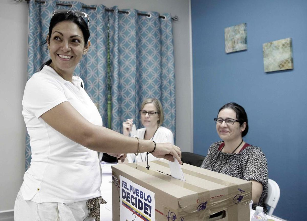 Cientos de venezolanos que residen en Costa Rica acuden a la votación de una consulta popular impulsada por la oposición venezolana contra el proceso Constituyente el domingo 16 de julio de 2017, en San José (Costa Rica).