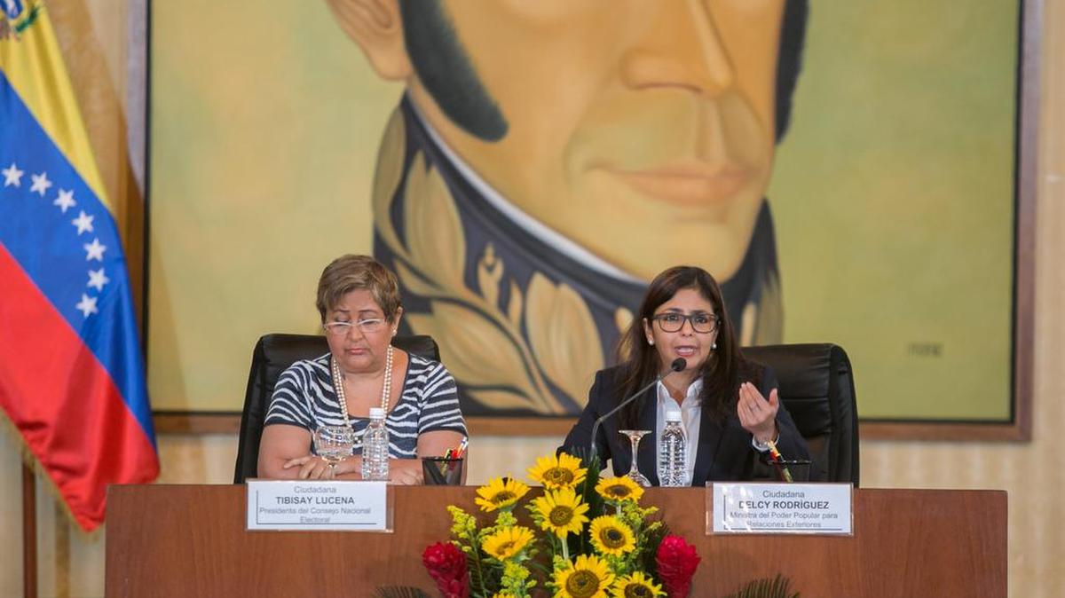La rectora del Consejo Nacional Electoral, Tibisay Lucena (d) junto a la canciller de Venezuela, Delcy Rodrìguez (i), participan el jueves 12 de mayo de 2016, en un evento en Caracas (Venezuela). El CNE confirmó que finalizó el conteo de las planillas que contienen las firmas para pedir el referendo revocatorio contra Nicolás Maduro.