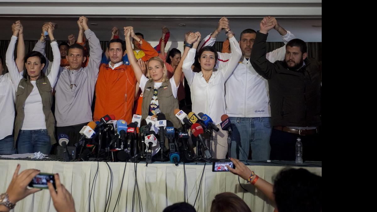 
Lilian Tintori (c), esposa de Leopoldo López; María Antonieta de López, madre de López, y Patricia Gutiérrez (3d), esposa de Daniel Ceballos, entre otros líderes opositores, participan en unas declaraciones a la prensa hoy, martes 23 de junio del 2015, en Caracas (Venezuela). 
