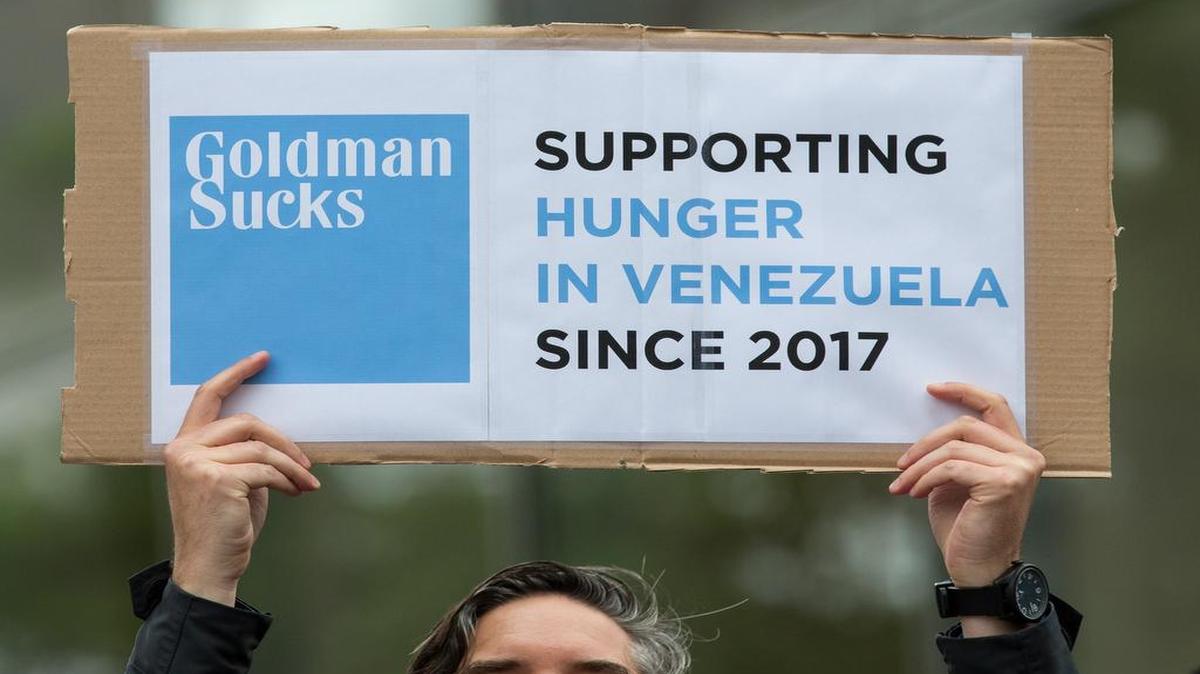 Un manifestantes muestra una pancarta durante una protesta frente a las oficinas de Goldman Sachs en Nueva York, el 30 de mayo del 2017.