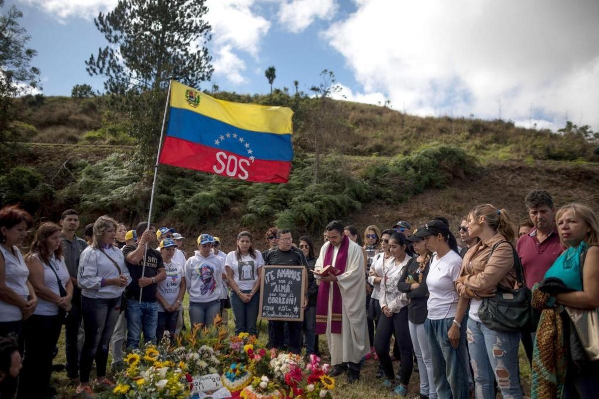 Parientes y simpatizantes del ex inspector de la Policía científica venezolana Óscar Pérez se reúnen el domingo 21 de enero de 2018, en el Cementerio del Este de Caracas (Venezuela) para honrar su memoria en el que fue enterrado por las autoridades con la presencia de solo dos de sus familiares.