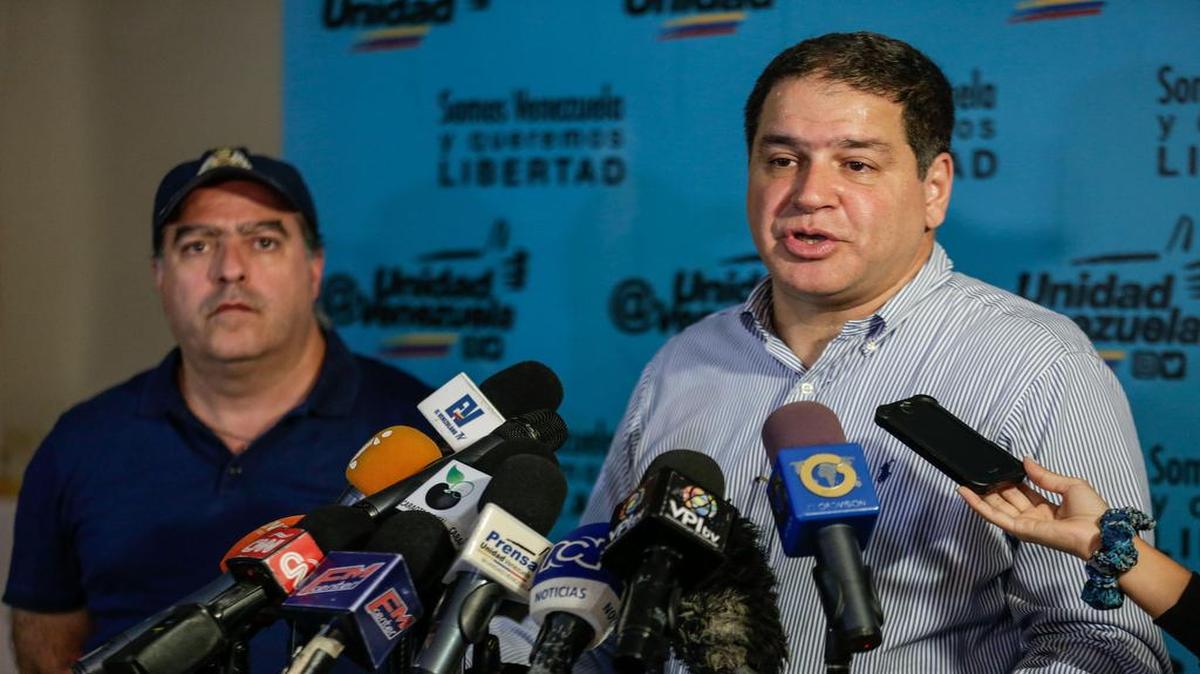 El diputado Luis Florido (der.) habla durante una rueda de prensa junto al presidente de la Asamblea Nacional (AN) el diputado Julio Borges, el sábado 16 de septiembre de 2017, en Caracas, Venezuela. 