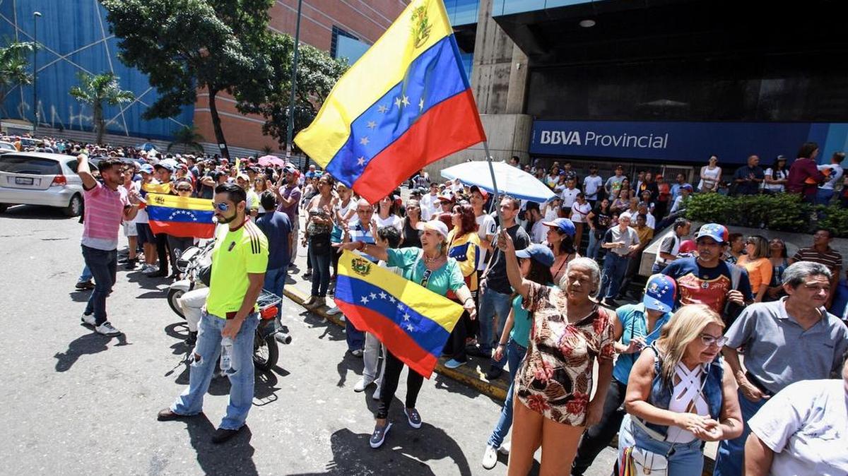 Un grupo de personas participa en el plebiscito opositor del domingo 16 de julio de 2017, en el centro de Caracas (Venezuela).