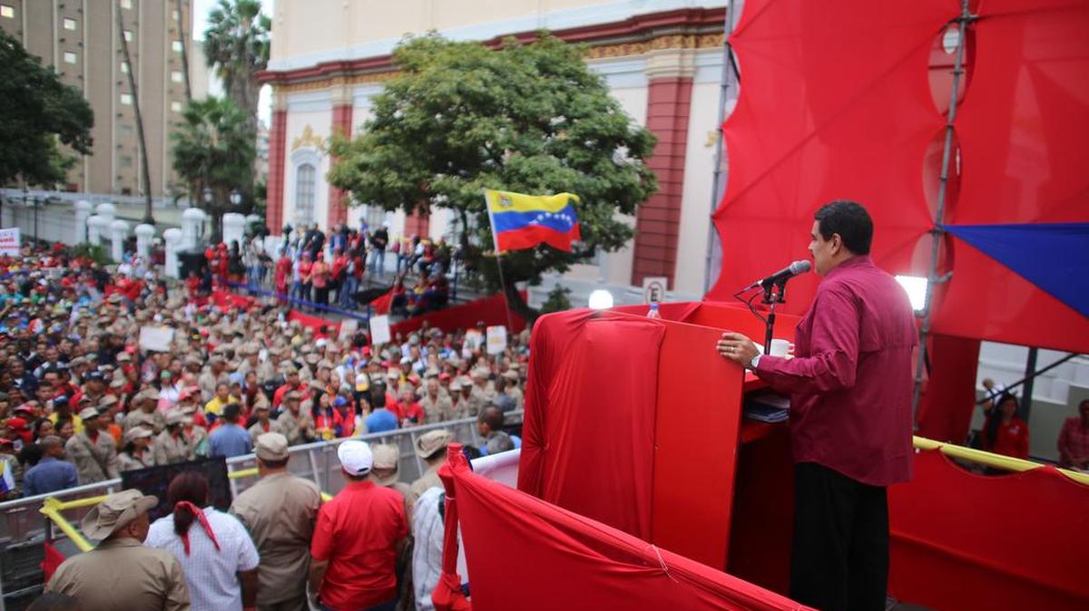 Fotografía cedida por la oficina de prensa del Palacio de Miraflores. El presidente de Venezuela, Nicolás Maduro (d), habla durante un acto de gobierno el martes 07 de noviembre de 2017, en Caracas.