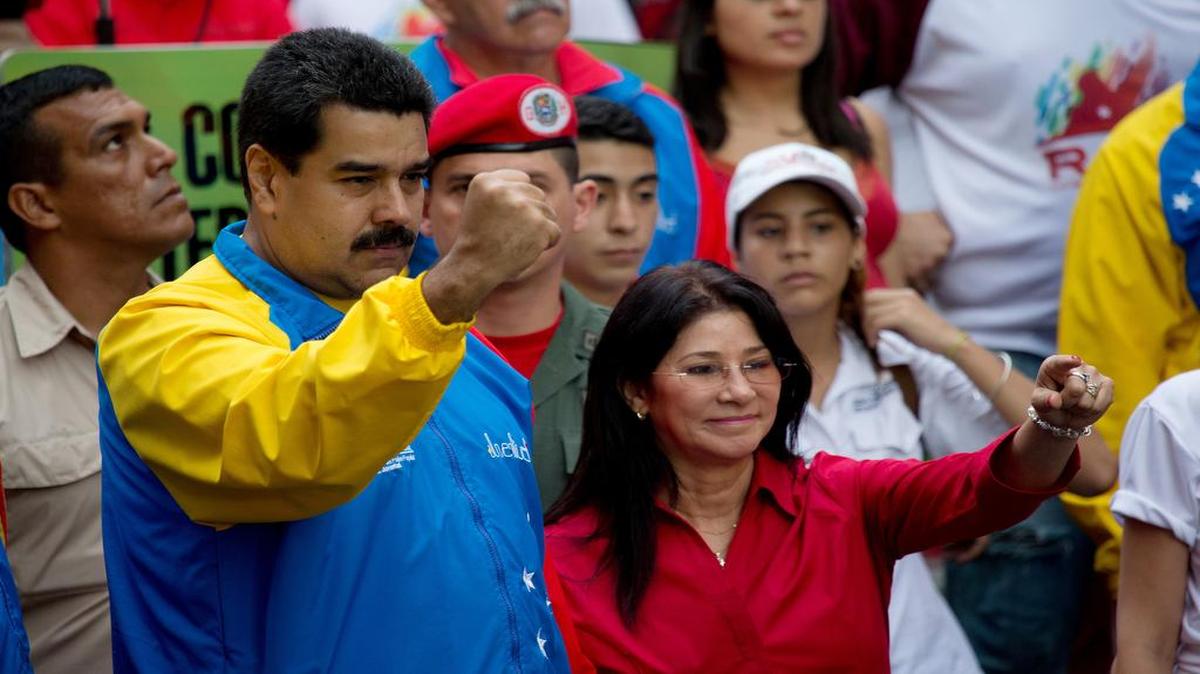 El gobernante venezolano Nicolás Maduro y su esposa Cilia Flores en una marcha en Caracas.