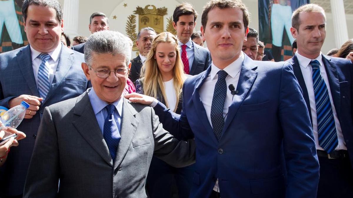 El líder del partido español Ciudadanos (oposición) Albert Rivera (2-d) posa con el presidente de la Asamblea Nacional de Venezuela Henry Ramos Allup (2-i) durante una sesión especial de la Comisión de Política Interior del la Asamblea Nacional venezolana (AN, Parlamento) hoy, martes 24 de mayo de 2016, en la ciudad de Caracas (Venezuela).
