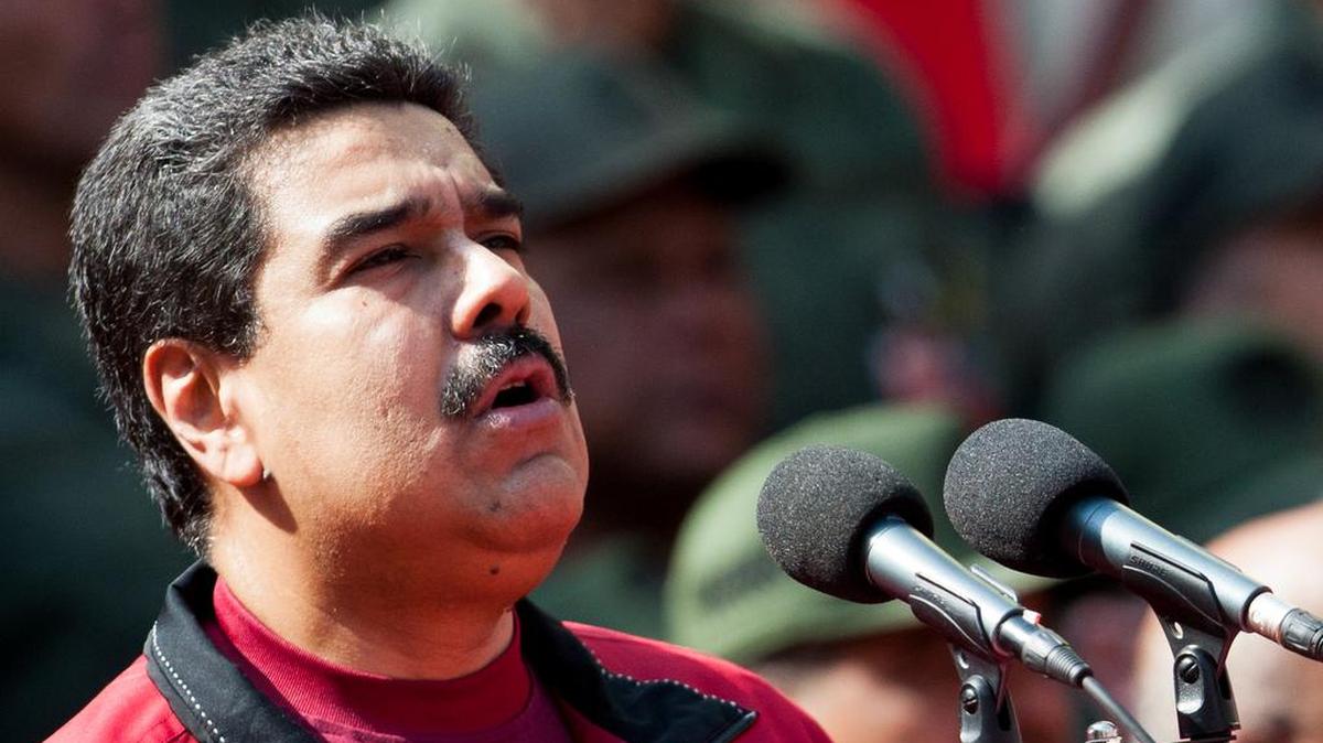 El presidente venezolano, Nicolás Maduro, realiza un discurso hoy, jueves 4 de febrero de 2016, frente al Palacio Presidencial en Caracas (Venezuela).