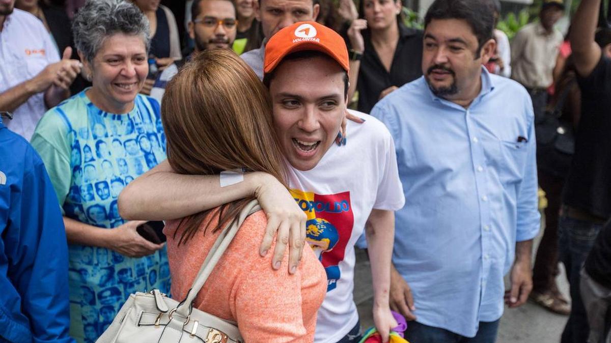 El dirigente del partido Voluntad Popular, Rosmit Mantilla (c), se retira del Hospital Urológico San Román tras ser liberado de la custodia del Servicio Bolivariano de Inteligencia (Sebin) el 18 de noviembre de 2016, en Caracas (Venezuela).