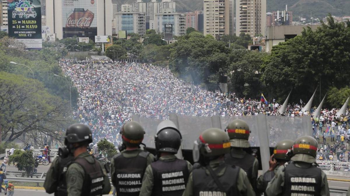 Miles de personas protestan en Caracas, Venezuela, el 3 de mayo del 2017.