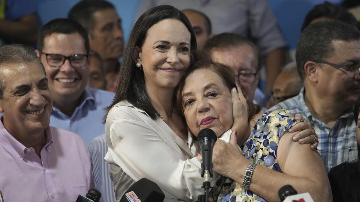 La líder opositora venezolana María Corina Machado abraza a Corina Yoris en conferencia de prensa, en Caracas, Venezuela, el viernes 22 de marzo de 2024. Machado nombró a Yoris como su sustituta para la contienda presidencial y se comprometió a luchar contra su inhabilitación política. (AP Foto/Ariana Cubillos)