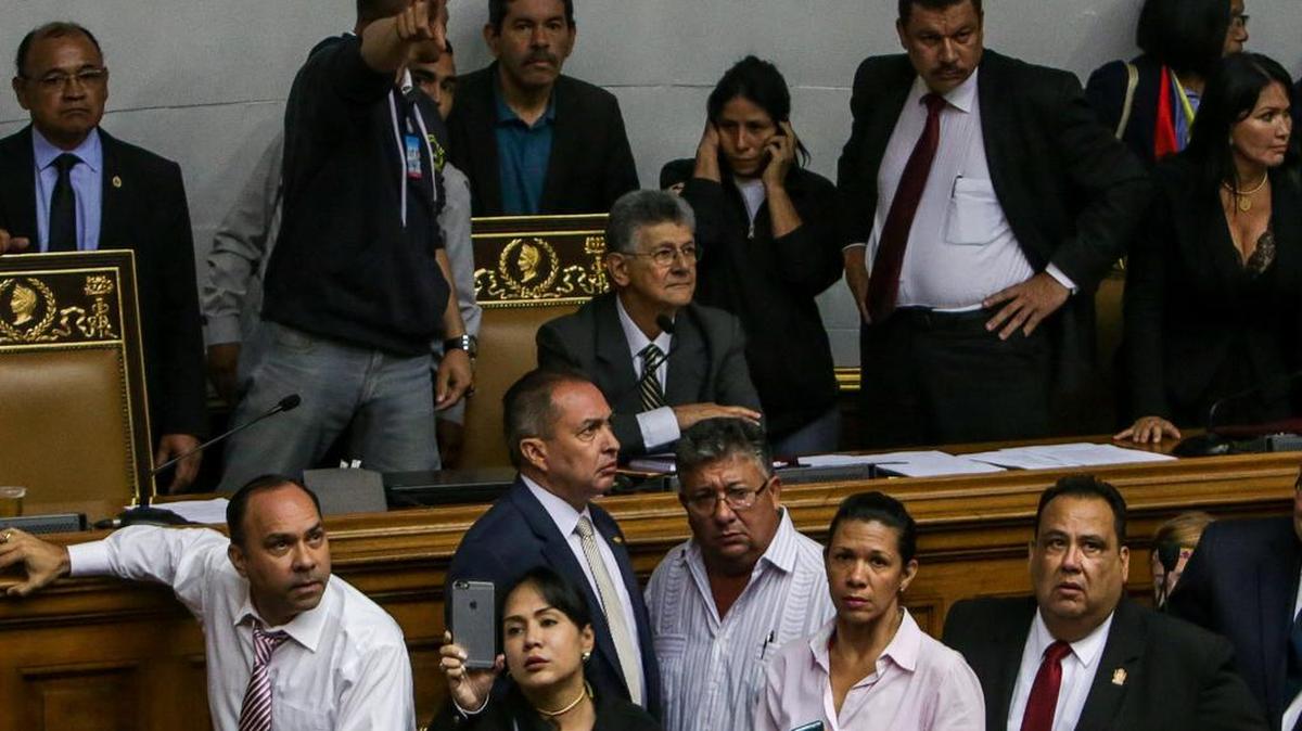 El presidente de la Asamblea Nacional, Henry Ramos Allup (c), observa mientras la sesión de debate es interrumpida el domingo 23 de octubre de 2016, en Caracas (Venezuela).