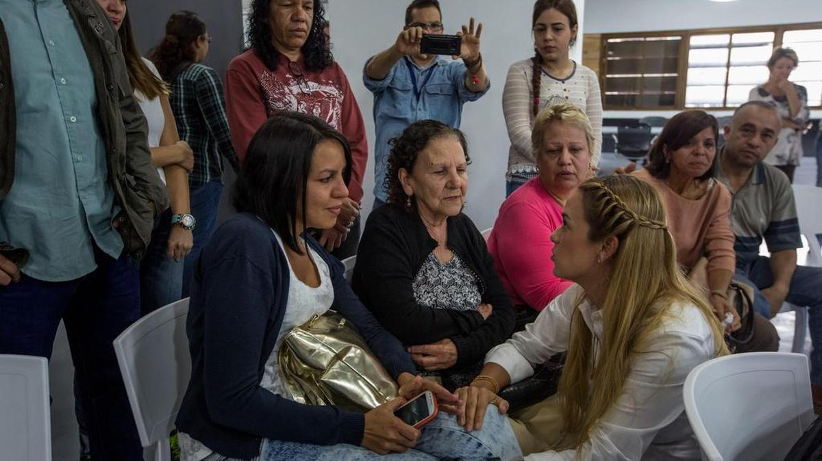 Lilian Tintori, esposa del opositor preso venezolano y líder del partido Voluntad Popular (VP), Leopoldo López, saluda a familiares del parlamentario Gilber Caro el jueves 12 de diciembre del 2017, en Caracas (Venezuela).