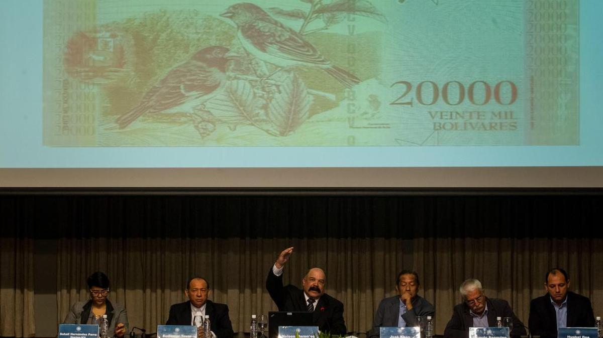 (De izquierda a derecha) La directora del Banco Central de Venezuela, Sohail Hernández, el primer vicepresidente del Banco Central de Venezuela, Eudomar Tovar, el presidente del Banco Central de Venezuela, Nelson Merentes, el director del Banco Central de Venezuela, Jose Khan, y los diputados de la Asamblea Nacional Ricardo Sanguino y Hugbel Roa, hablan con la prensa el 7 de diciembre del 2016, en Caracas (Venezuela).