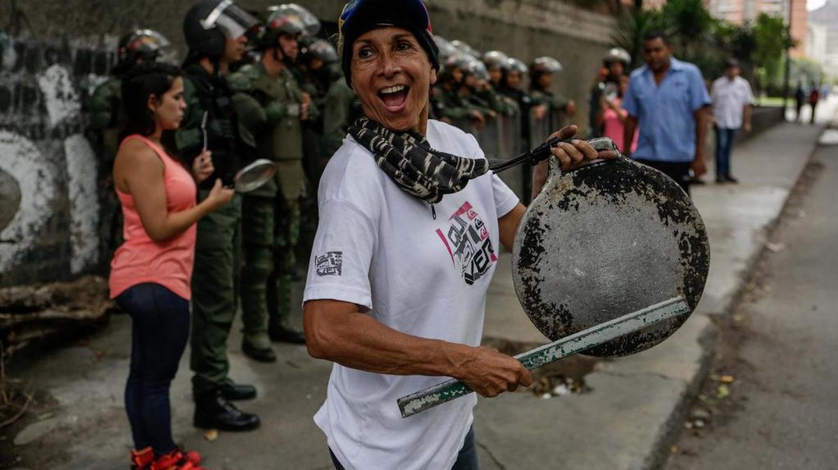 Simpatizantes de la oposición bloquean una calle durante el "trancazo" de el lunes 10 de julio de 2017, en Caracas (Venezuela).