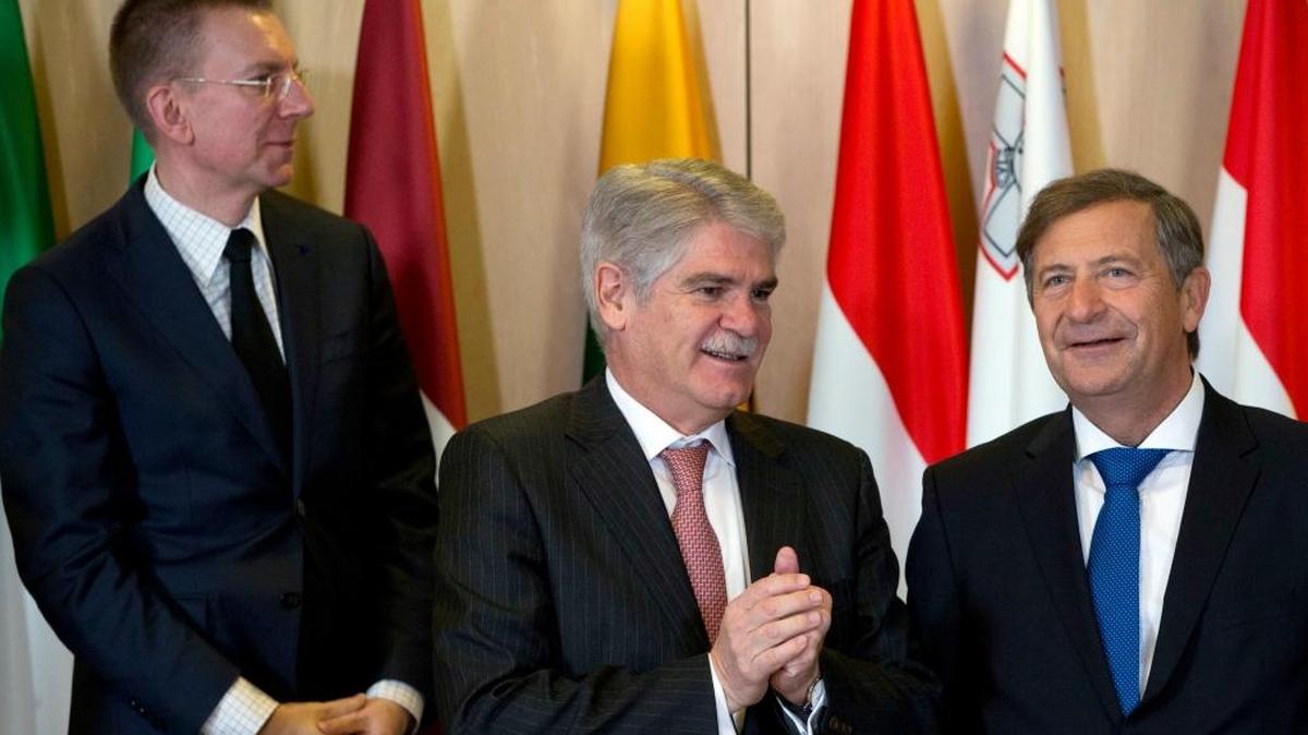 El ministro español de Relaciones Exteriores, Alfonso Dastis (centro), durante una reunión con sus colegas europeos en Bruselas el 5 de diciembre.