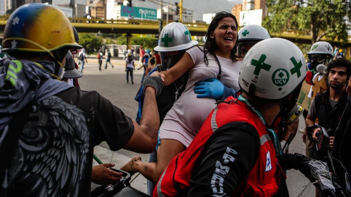 Personal médico auxilia a una persona afectada por los gases lacrimógenos durante el “trancazo” del lunes 10 de julio de 2017, en Caracas, Venezuela.