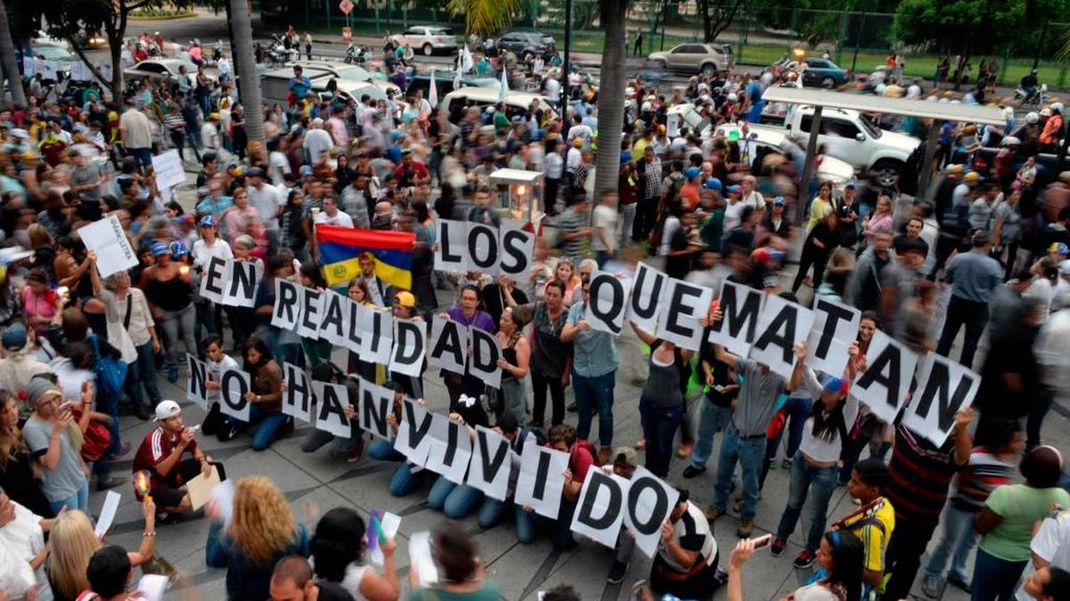 Manifestantes protestan por la muerte del joven activista Neomar Lander el 8 de junio en Caracas.