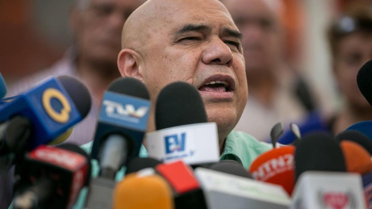 El secretario ejecutivo de la coalición opositora Mesa de la Unidad Democrática (MUD), Jesús Torrealba, habla a periodistas el miércoles 5 de octubre de 2016, en la ciudad de Caracas (Venezuela).