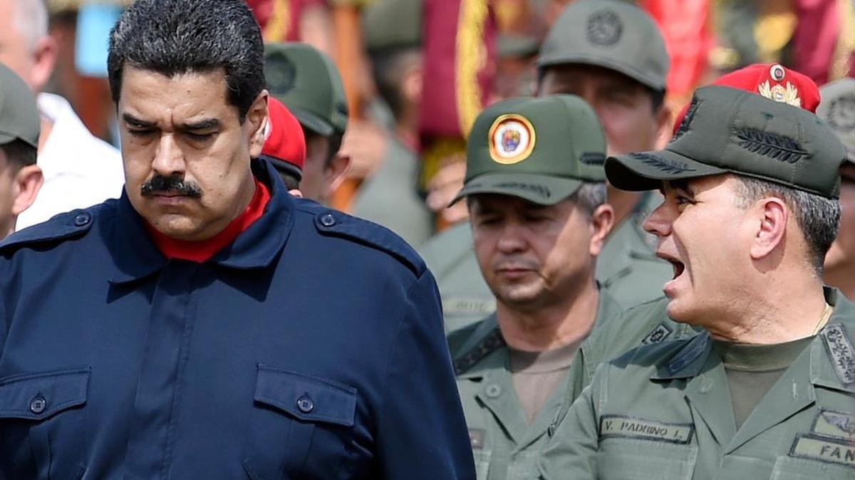 El presidente Nicolás Maduro y el ministro de Defensa de Venezuela, Vladimir Padrino López, durante un desfile militar en Caracas el 12 de diciembre del 2015.