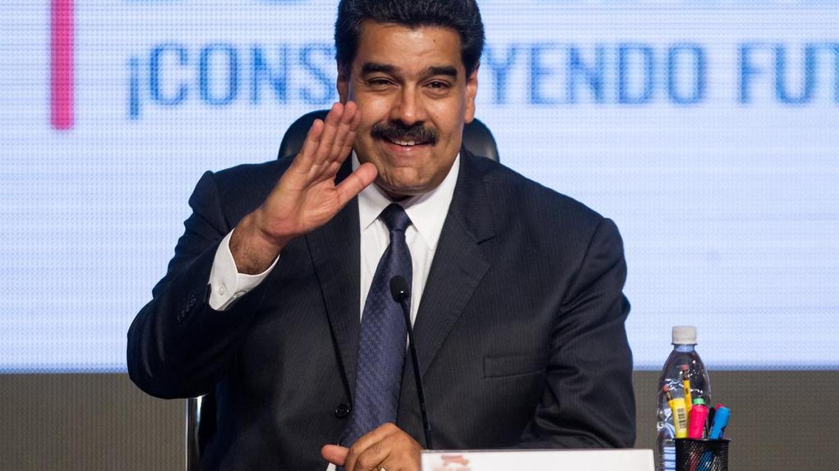 El presidente de Venezuela Nicolás Maduro saluda a los asistentes en una sala de conferencias ubicada en el Banco Central de Venezuela (BCV) el miércoles 24 de febrero de 2016, en la ciudad de Caracas (Venezuela).