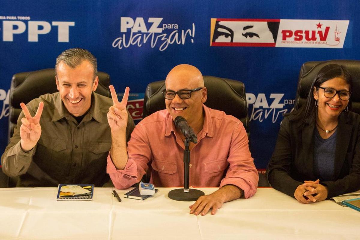 Foto de archivo. El ministro de Comunicación e Información Jorge Rodríguez (centro) participa en una rueda de prensa el 15 de octubre del 2017.