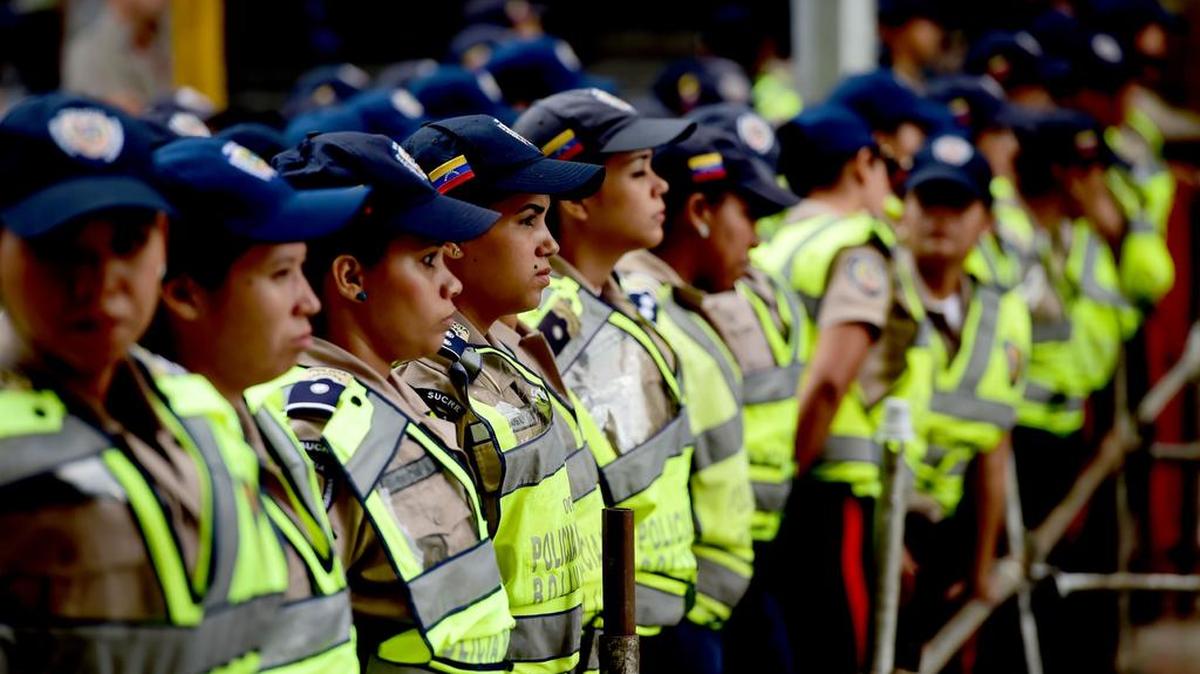 Decenas de efectivos de la Policía y de la Guardia Nacional Bolivariana (GNB, policía militarizada) han rodeado la sede del Legislativo y vigilan que los grupos de una y otra parte no se encuentren, en previsión de incidentes.