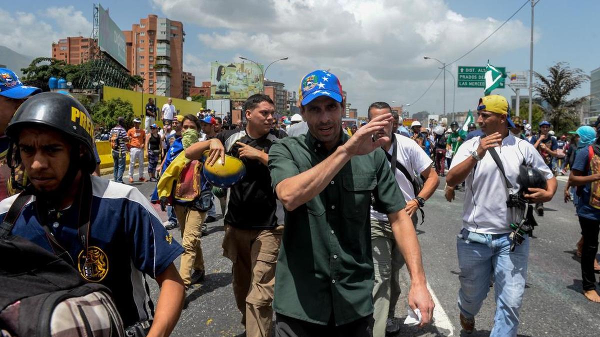 El líder de la oposición, Henrique Capriles, participa en una manifestación contra el presidente Nicolás Maduro en Caracas, el 26 de mayo de 2017.