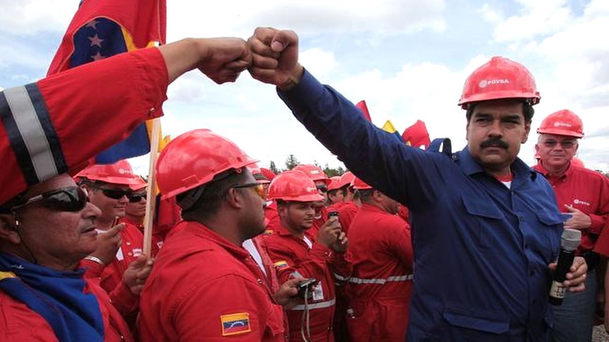 
El gobernante Nicolás Maduro saluda a un trabajador de Petróleos de Venezuela (PDVSA) en marzo del 2013.
