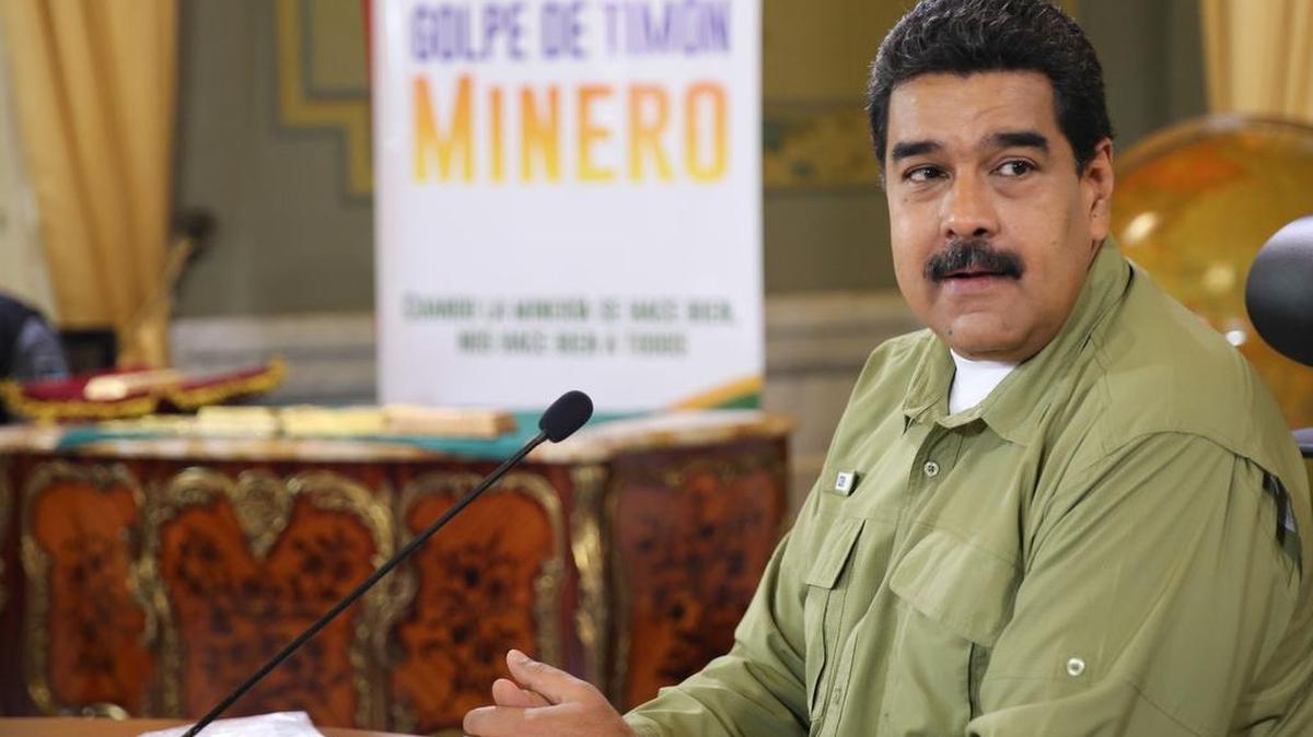 Fotografía cedida por prensa de Miraflores el lunes 28 de noviembre de 2016, del presidente de Venezuela, Nicolás Maduro, durante un acto de gobierno en Caracas (Venezuela).