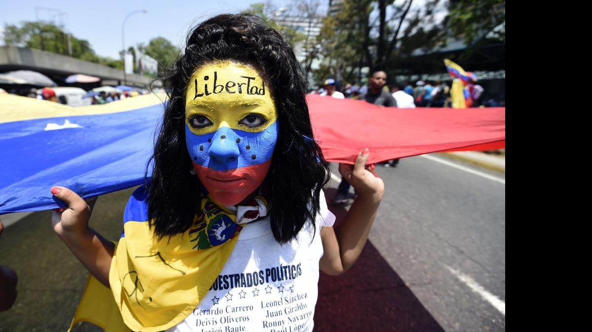 
Una mujer de un grupo de opositores al gobierno de Venezuela participa en una marcha, el viernes 1 de mayo, con motivo del Día del Trabajo en Caracas, Venezuela. 


