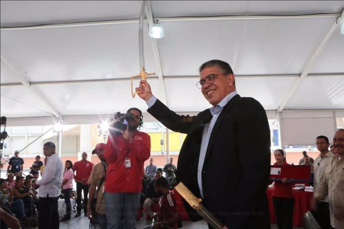 El ministro de Educación, Elías Jaua, recibe la réplica de la espada de Bolívar el miércoles 26 de julio de 2017.