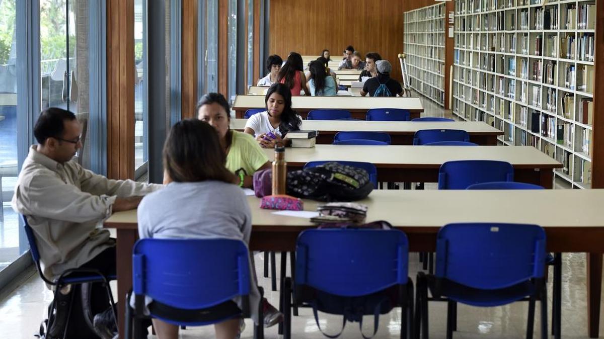 La falta de recursos para investigación o equipos especializados en ciencias básicas o medicina y las “carencias presupuestarias” que afectan los programas de desarrollo profesional y becas para estudios también desestimulan a los docentes.