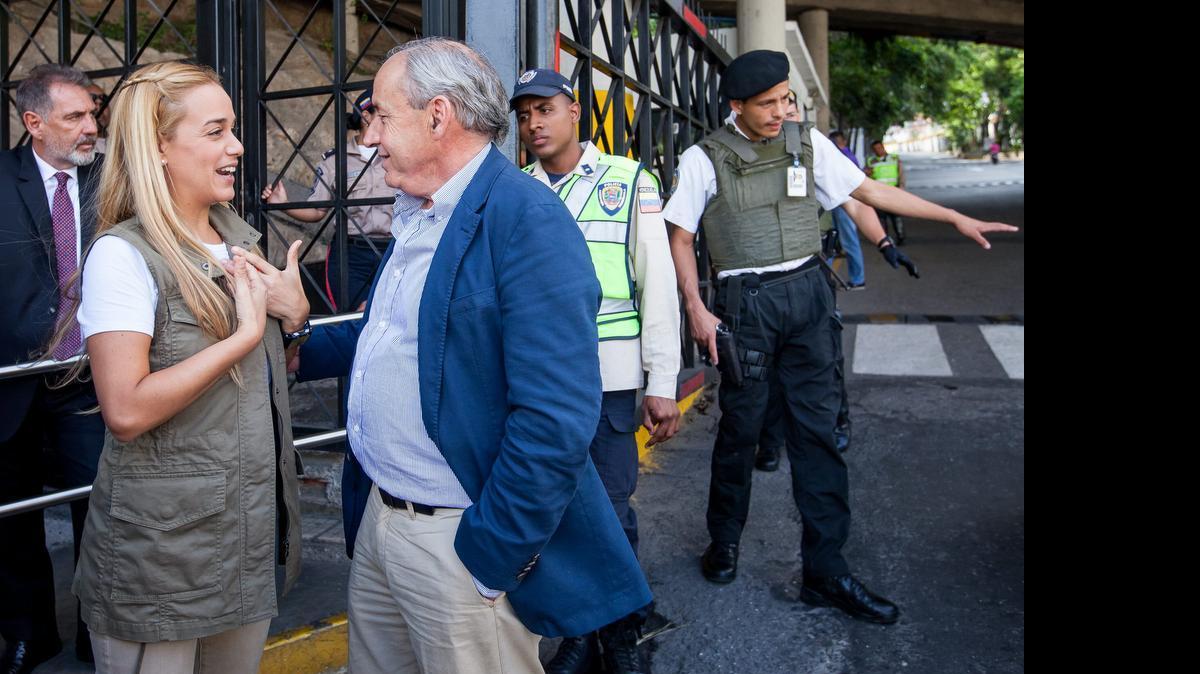 
El senador español Dionisio García (c) habla con la esposa del dirigente opositor venezolano Leopoldo Lopez, Lilian Tintori (2-i), en la entrada de la sede del Servicio Bolivariano de Inteligencia (SEBIN) el jueves 23 de julio del 2015, en la ciudad de Caracas (Venezuela). 

