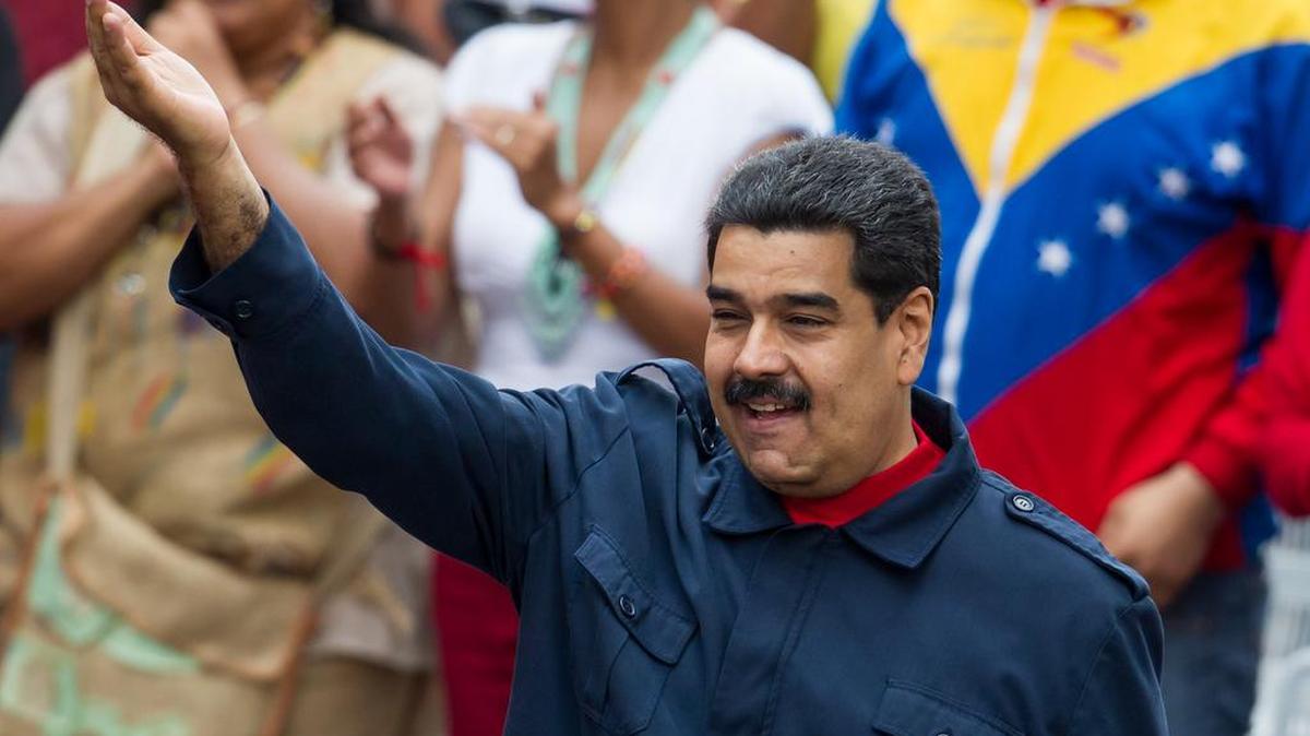 El presidente de Venezuela, Nicolás Maduro, participa en una manifestación en apoyo al Gobierno hoy, jueves 14 de abril de 2016, en la ciudad de Caracas (Venezuela). Miles de chavistas marchan hoy en Caracas en contra de lo que consideran la "ley estafa", una norma aprobada la semana pasada por el Parlamento que pretende conceder a los beneficiarios del programa estatal de viviendas sociales la propiedad de las mismas.