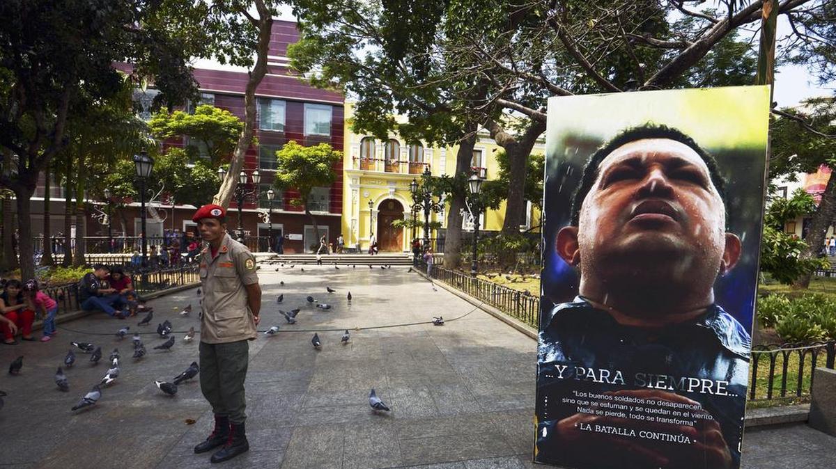 Henry Ramos Allup, ordenó el martes tras tomar posesión de su cargo retirar de esa institución los retratos “falsificados” de Bolívar hechos “por computadoras”, así como entregar los de Chavez “a la viuda y a sus hijas” o al Palacio Presidencial, o arrojarlos a la basura.
