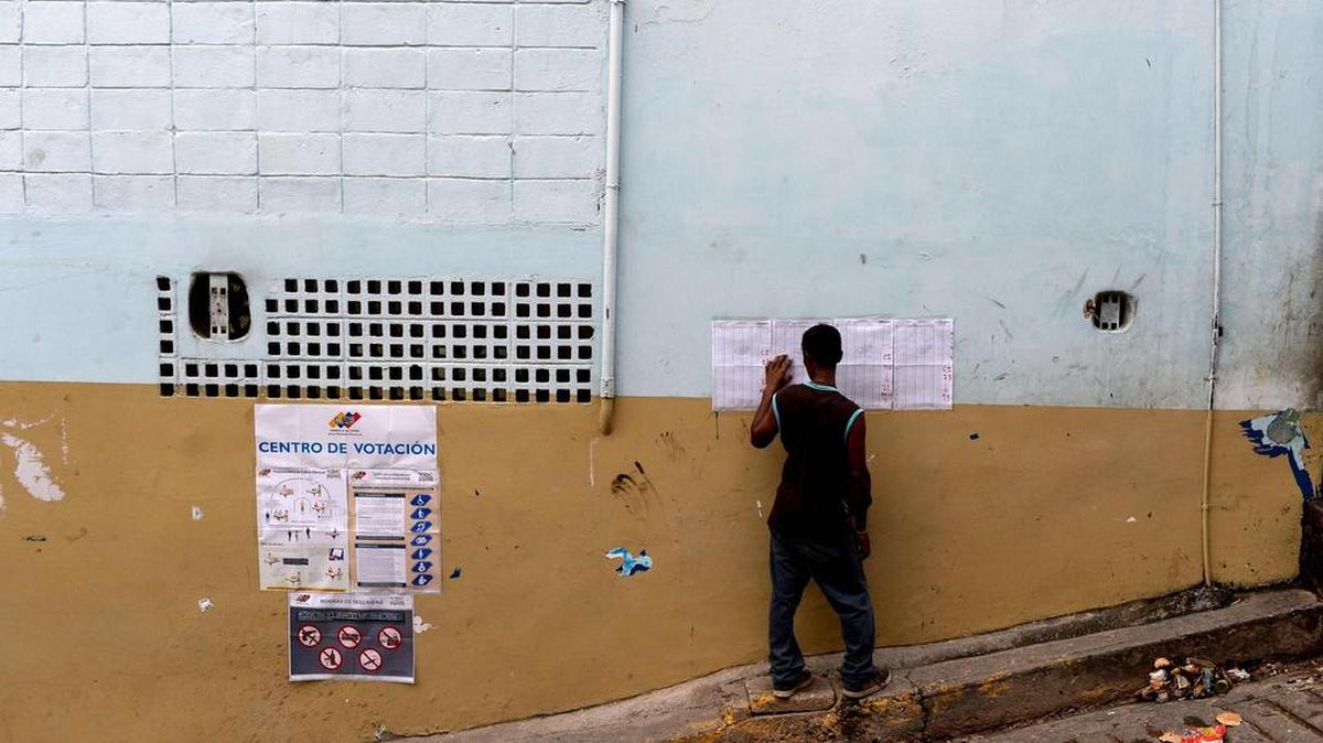 Un votante busca su nombre en las plantillas electorales en Caracas el domingo 10 de diciembre del 2017.