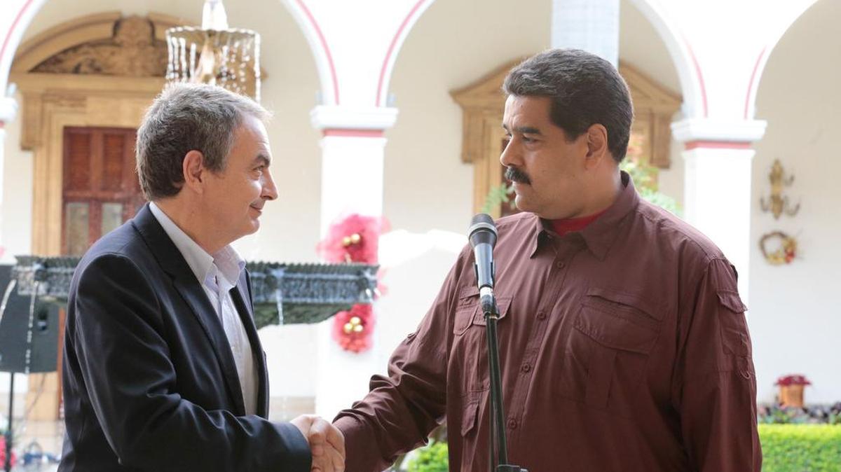 Fotografía cedida por el Palacio de Miraflores que muestra al presidente venezolano, Nicolás Maduro (d), reunido con el exjefe del Gobierno español José Luis Rodríguez Zapatero el miércoles 23 de noviembre de 2016, en Caracas (Venezuela).