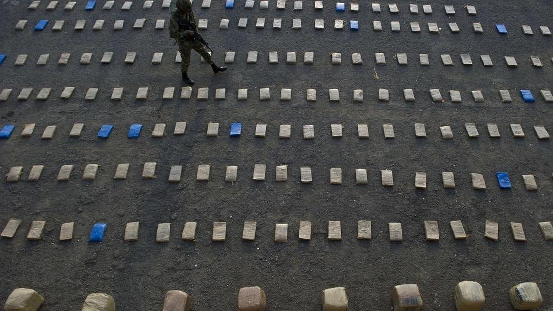 Un soldado colombiano camina entre paquetes de marihuana tras un decomiso, en una imagen del 2014 en Cali.