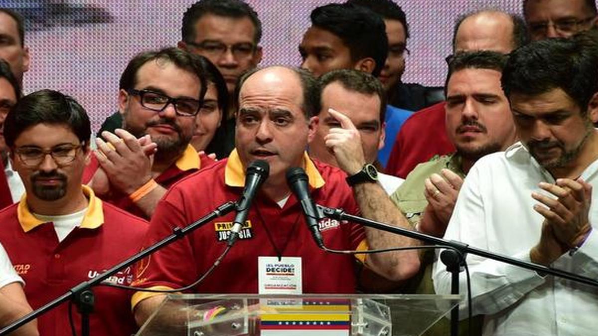 El presidente de la Asamblea Nacional, el diputado Julio Borges (c), acompañado por diputados y dirigentes de la Mesa de la Unidad (MUD) habla durante una conferencia tras conocer los resultados de la consulta opositora del domingo 16 de julio de 2017, en Caracas.