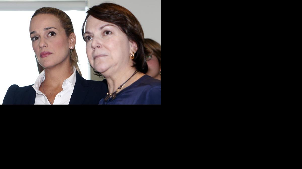 
 Lilian Tintori (i), esposa del líder opositor venezolano preso Leopoldo López, y Mitzy Capriles de Ledezma (d), esposa del alcalde de Caracas encarcelado Antonio Ledezma, se reúnen con el expresidente chileno Sebastián Piñera (fuera de cuadro), en Santiago (Chile) hoy, lunes 13 de abril de 2015. Tintori y Capriles de Ledezma buscan en Chile respaldo ante el Gobierno de Nicolás Maduro en Venezuela y denunciar las crisis política que se vive en su país. 
