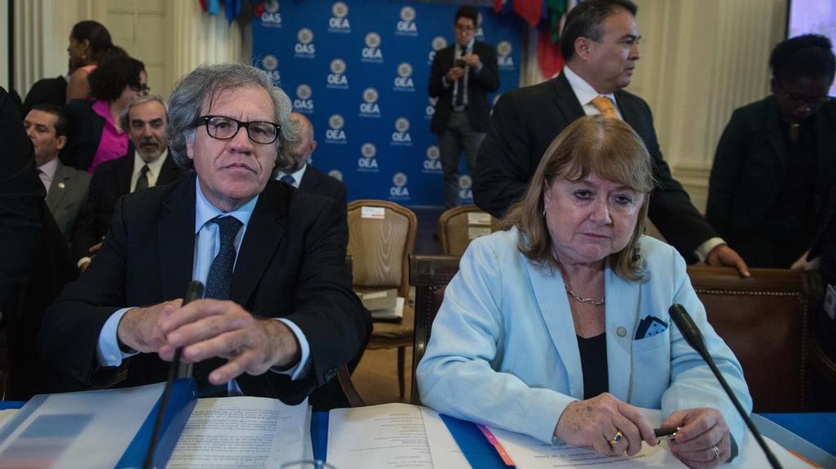 El secretario general de la OEA, Luis Almagro, y la canciller argentina, Susana Malcorra, se preparan para una reunión de ministros de Relaciones Exteriores de la OEA sobre Venezuela en Washington, DC, el 31 de mayo de 2017.