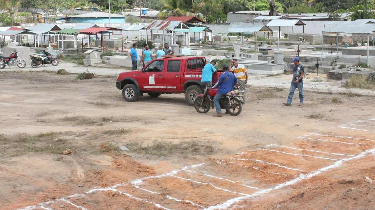 Trabajadores preparan el terreno para el entierro de 17 mineros este miércoles 16 de marzo de 2016, en Tumeremo, municipio de Sifontes (Venezuela).